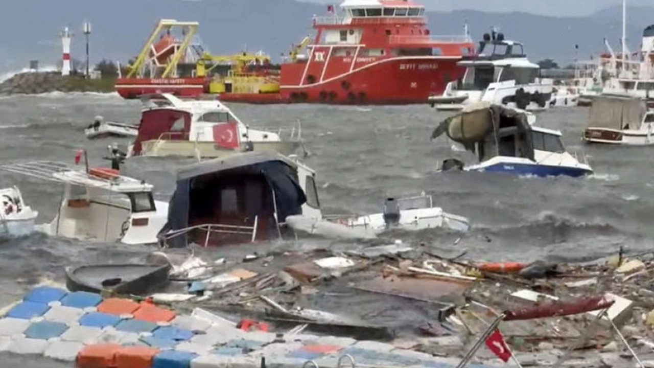 İstanbul’da Şiddetli Fırtına Tuzla’yı Vurdu! Tekneler Alabora Oldu, Vinç Devrildi